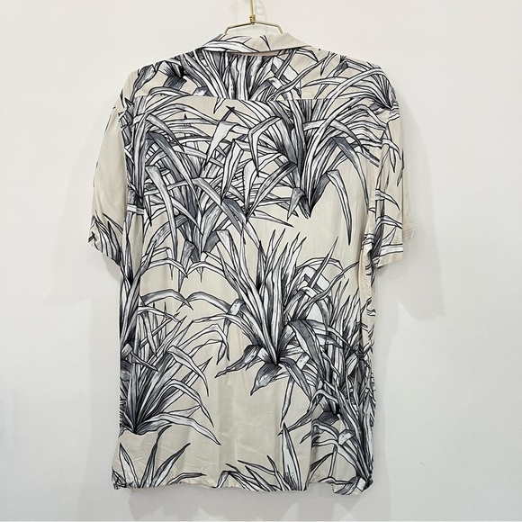 Express Leaf Print Button-Up Shirt Cream Black Gray Short Sleeve Soft Viscose - Picture 4 of 6